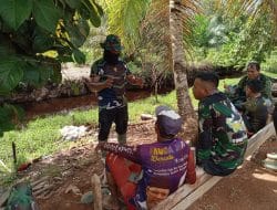 Sertu Penu Memberi Arahan Kepada Anggota BP Dari Yonkav di Kegiatan TMMD Ke-111 Kodim 1207/Pontianak   