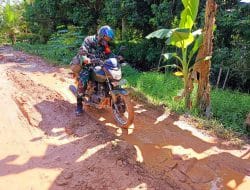 Jalan Berlumpur Bukan Halangan Bagi Satgas TMMD Ke- 111 Kodim 1207/Pontianak Untuk Terus Mengabdi   