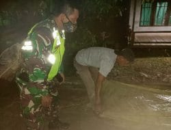 Antisipasi Hujan, Satgas TMMD Ke-111 Kodim 1207/Pontianak Bantu Warga Tutupi Jalan Dengan Plastik   