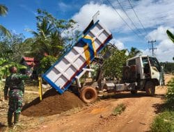 Kapten Arm Tri Yuliantoro Turun Tangan Langsung Awasi Pendorongan Material TMMD Ke-111 Kodim 1207/Pontianak   
