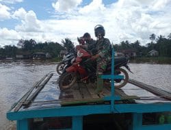 Naik Kapal Klotok Untuk Menuju Lokasi TMMD Ke-111 Kodim 1207/Pontianak   