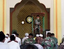 Tingkatkan Keimanan dan Ketaqwaan, Satgas TMMD Ke-111 Kodim 1207/Pontianak Laksanakan Sholat Jumat Bersama Warga   