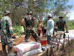 Komunikasi Sosial Dilakukan Satgas TMMD Ke-111 Kodim 1207/Pontianak Dengan Warga Saat Istirahat   