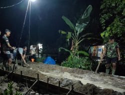 Satgas TMMD Ke-111 Kodim 1207/Pontianak Sangat Bersemangat Melakukan Pengecoran Jalan Saat Malam Hari