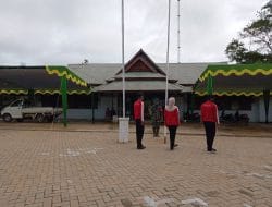 Serma Sugianto Melatih Pengibar Bendera LPTQ di Lokasi TMMD Ke-111 Kodim 1207/Pontianak   