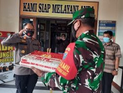 Anggota Satgas TMMD Ke-111 Kodim 1207/Pontianak Ucapkan Dirgahayu Kepada Kapolsek Pontianak Beserta Jajaran