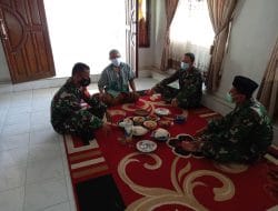 Satgas TMMD Ke-111 Kodim 1207/Pontianak Makan Siang Bersama di Rumah Pak Haji Sakur di Dusun Maju Jaya   