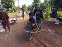 Selain Berfungsi Membawa Adukan Semen, Arco Dijadikan Sarana Bermain Satgas TMMD Ke-111 Kodim 1207 Pontianak Bersama Anak-Anak   