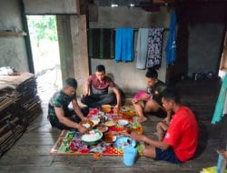 Tinggal Hitungan Hari, Satgas TMMD Ke-111 Kodim 1207/Pontianak Santap Siang Bersama Warga   