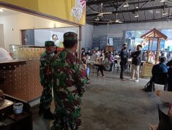 Satgas TMMD Ke-111 Kodim 1207/Pontianak Ajak Masyarakat Lawan Covid-19 dan Ikuti Serbuan Vaksinasi di Pondok Nelayan   