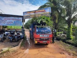 Anggota Satgas TMMD Ke-111 Kodim 1207/Pontianak Bantu Truk Muatan Bibit Sawit