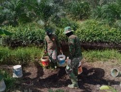 Anggota Satgas TMMD Ke-111 Kodim 1207/Pontianak Angkut Air Dari Parit Untuk Cor Jalan   