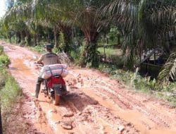 Jalan Berlumpur Bukan Halangan Bagi Satgas TMMD Ke-111 Kodim 1207/Pontianak Untuk Terus Mengabdi   