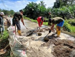 Panas Terik Matahari Tidak Menyurutkan Semangat Kerja Satgas TMMD Ke-111 Kodim 1207/Pontianak   