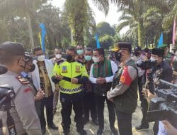 Bupati Pelalawan dan Kapolda Riau Tinjau Posko PPKM Mikro PT. Serikat Putra Desa Sialang Godang