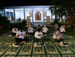 Gus Lukman Pimpin Langsung Doa dan Dzikir, di Halaman Belakang Pendopo Pemkab Pacitan