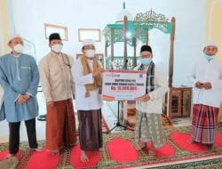 Safari Jumat, Bupati Tanjabbar Kembali Salurkan Dana CSR ke Masjid Akbar Sialang