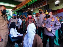 Kapolda Metro Tinjau Vaksin Merdeka di SMK Satria Kembangan
