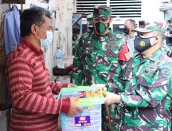 Instruksi Kasad Andika, Kodim 0504/Jakarta Selatan Bagikan Bansos pada Warga