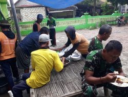 ini Potret Kemanunggalan TNI Dan Warga Saat Makan Bareng