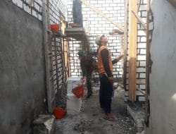 Warga Bersama TNI Pasang Besi Kolom Sloof di RTLH