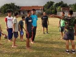 Anggota Satgas TMMD 111 Ajak Warga Olahraga Sepak Bola