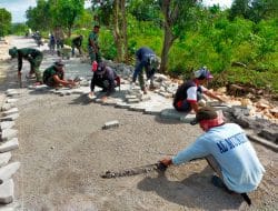 Kompak Satgas TMMD 111 Kodim 0817/Gresik Dengan Warga Pasang Paving