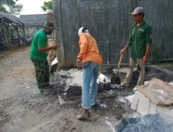 Satgas TMMD ke-111 Kodim Gresik Mengaduk Semen Untuk Pengecoran RTLH