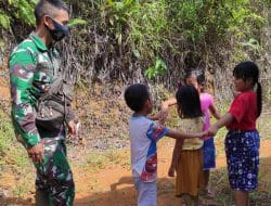Isi Waktu Istirahat, Anggota Satgas TMMD 111 Kodim 1202/Singkawang Sempatkan diri bermain bersama anak-anak