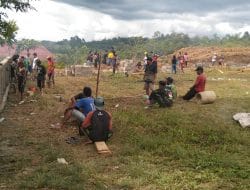 Antusias Warga Membantu Satgas TMMD ke-111 Kodim 1202/Singkawang Pengerjaan Pagar GerejaAntusias Warga Membantu Satgas TMMD ke-111 Kodim 1202/Singkawang Pengerjaan Pagar Gereja