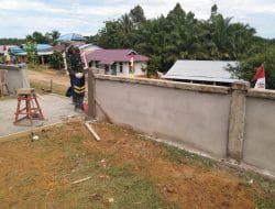 Satgas TMMD Ke-111 Kodim 1202/Skw Memasuki Tahapan Plester Pagar Gereja