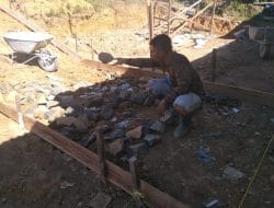 Pemerataan Batu Kecil Untuk Jalan Menuju Pustu Satgas TMMD Ke-111 Kodim 1202/Singkawang