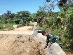 Pembersihan Sekitaran jembatan Rabat Beton Oleh Anggota satgas TMMD ke-111 kodim 1202/Singkawang