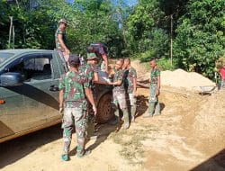 Semangat Mengangkut Material Semen Oleh Anggota TMMD Ke-111 Kodim 1202/Singkawang