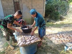 TNI Satgas TMMD Ke 111 Kodim 1202/Skw Bantu Warga Jemur Ikan Asin.