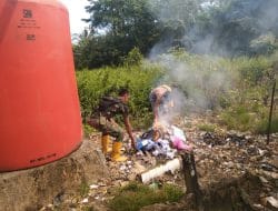 Jaga Lingkungan, Satgas TMMD Ke 111 Kodim 1202/Skw Dan Warga Bakar Tumpukan Sampah