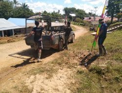 Anggota TMMD Ke 111 Kodim 1202/Skw Dan Warga Langsir Batu Buat Pondasi Jembatan.
