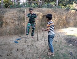 Budayakan Permianan Kreatif, Satgas TMMD Ke 111 Kodim 1202/Skw Ajarkan Egrang.