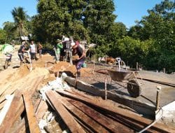 Pengecoran Jalan Rabat Beton Terus Dikebut Oleh Anggota Satgas TMMD Ke – 111 Kodim 1202/Singkawang.