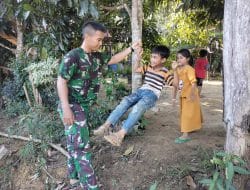 Satgas TMMD Ke 111 Kodim 1202/Skw Bermain Ayunan Dengan Anak Anak.
