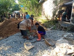 Antusias Warga Dalam Bantu Pengecoran Jalan TMMD Ke-111 Kodim 1202/Singkawang