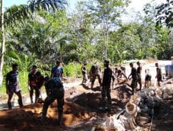 Warga ikut membantu Anggota Satgas TMMD dalam mengerjakan pengerjaan jalan rabat beton