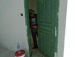 Pemasangan Kunci Pintu Pustu Oleh Satgas TMMD Ke-111 Kodim 1202/Singkawang