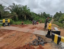 Tinjau Pengerjaan Jembatan Oleh Satgas TMMD ke-111 Kodim 1202/Singkawang