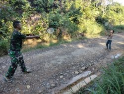 Bermain Bulu Tangkis, Satgas TMMD Ke 111 Bangun Keakraban Dengan Anak – Anak.