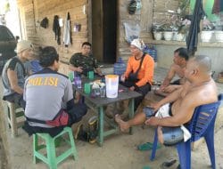 Anggota Satgas TMMD Ke 111 Kodim 1202/Skw Melaksanakan Komsos.