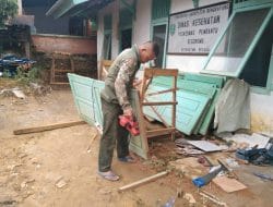 Anggota satgas TMMD perbaiki pintu puskesmas pembantu