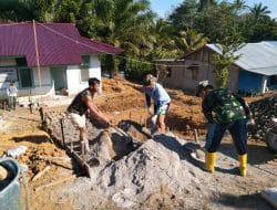 Anggota Satgas TMMD Tetap Semangat Aduk Pasir dan Semen