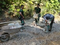 Dibawah Terik Matahari Satgas dan Warga Kumpulkan Batu Kerikil.