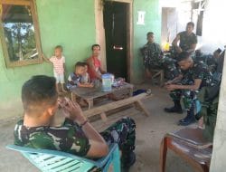 Anggota Satgas TMMD Ke 111 Kodim 1202/Skw Komsos di Rumah Pak RT.